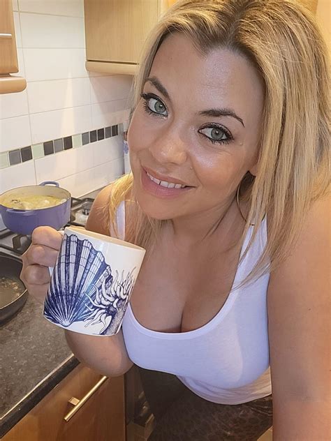 Coffee time : r/cleavage