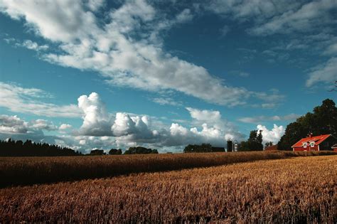 Red House Under Sky · Free Stock Photo