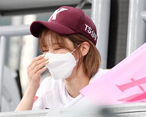 210506 ChoA - Kiwoom Heroes 1st Pitch | kpopping
