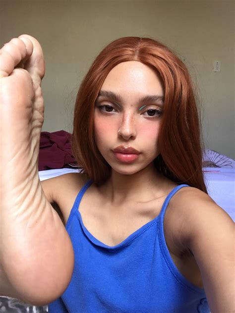 small girl big feet : r/VerifiedFeet