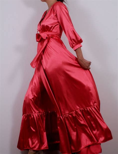 Промоция; Дълга сатенена рокля в коралов цвят | Long sleeve dress ...