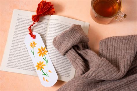 Вид сверху открытая книга с закладкой | Бесплатно Фото