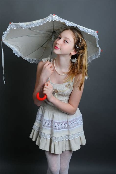 12-13 Jahre Mädchen Unter Einem Regenschirm Stockbild - Bild von frisur ...