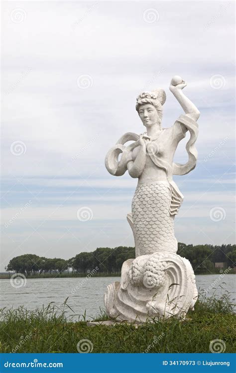 Piccola Statua Della Sirena Nel Parco Immagine Stock - Immagine di ...