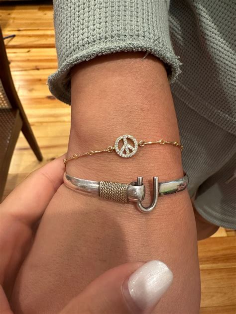 Families are reacting to the cremation jewelry customization options 14