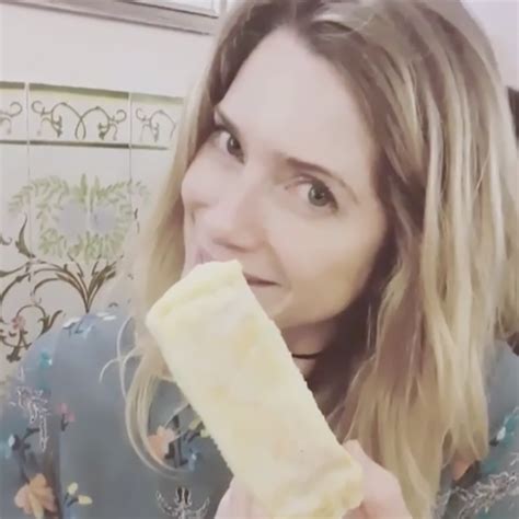 Mulher Mostrando A Piriquita