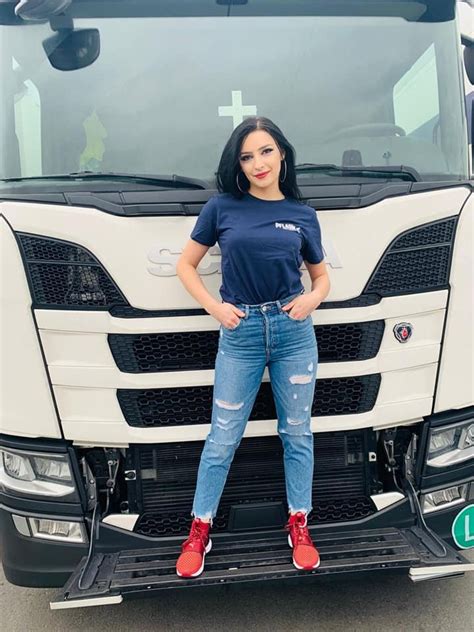 Mălina-Elena are 22 de ani, este din Botoșani și este de o frumusețe ...