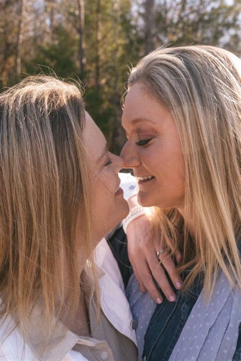 Sweet lesbian proposal on a gondola [VIDEO]