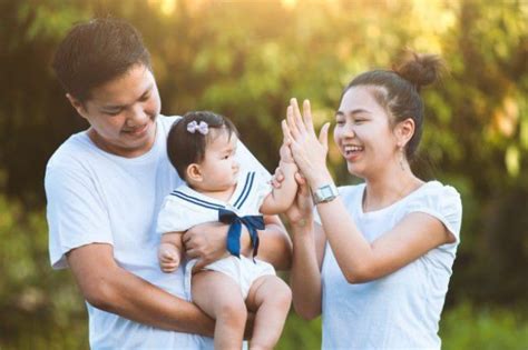 Muốn con về nhà khi đang chơi, cách xử lý của 2 bà mẹ tạo nên 2 tính ...