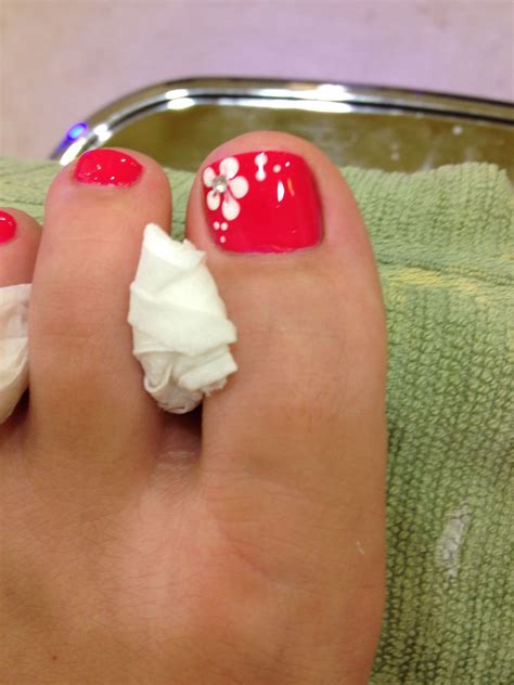 Pretty toe nail polish! | Flower toe nails, Pink toe nails, Toe nails