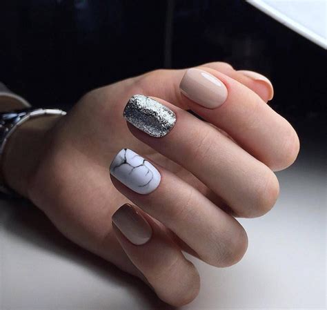 Серебряный маникюр: 100+ идей, техник, цветовых сочетаний на фото