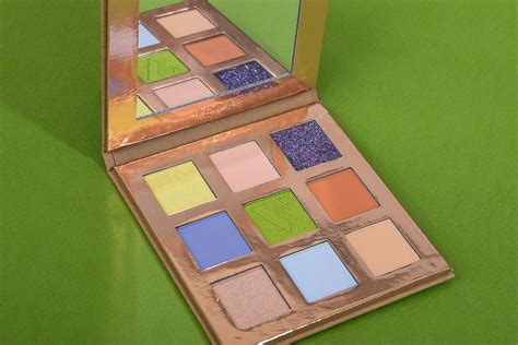 Макияж глаз: голубые и зеленые тени, блестки, фото | Beauty Insider