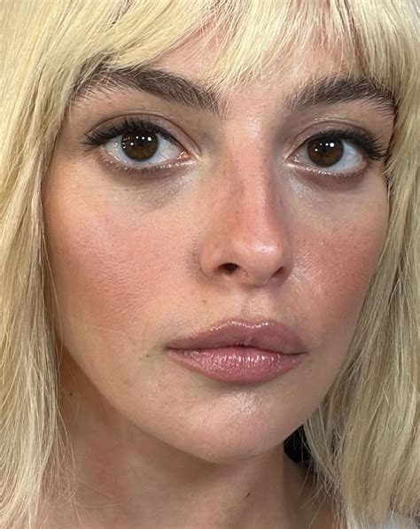 Paylaşımları ile dikkat çeken Melis Sezen imaj değiştirdi! Ajda Pekkan