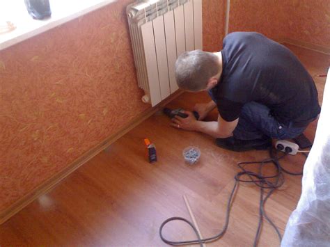 Чем приклеить линолеум к бетонному полу, как клеить к бетону