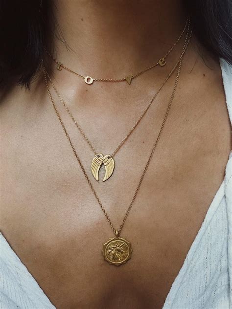 Minimalist jewelry: 12 hand picked pieces all affordable and delicate