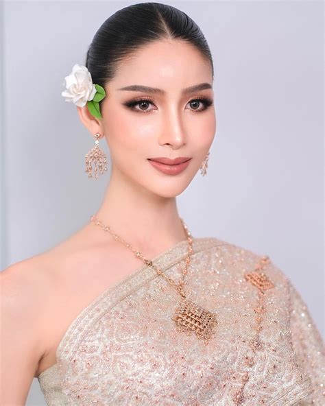 Tan Apasara – Most Beautiful Ladyboy in Thai Traditional Dress for