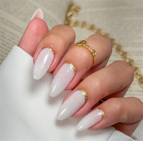 Unha De Gel Branca Com Dourado