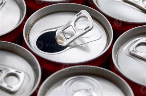 Latas De Refrigerante São Feitas Deste Material - muitas latas de refrigerante de alumínio. publicidade para ...