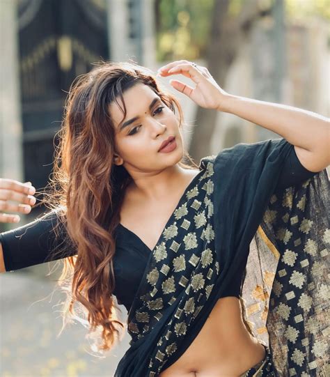 Malayalam Anchor Veena Navel