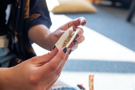 Beginner Cannabis User Guide to Rolling Joints - Pre-Rolling Joints