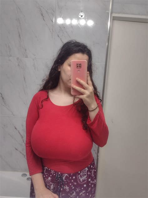 heavy hanging boobs : r/2busty2hide