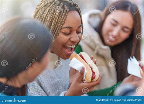 Meus Amigos Comendo Minha Mulher - 6