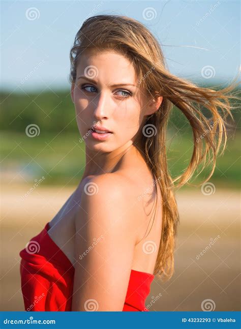 Mujer Desnuda Hermosa En Tela Roja Imagen de archivo - Imagen de orilla