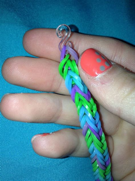 How to make a fishtail rubber band bracelet - B+C Guides