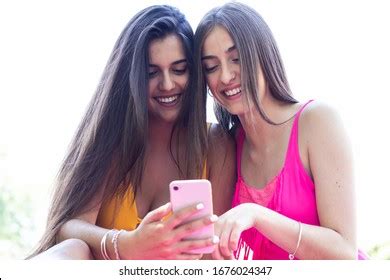 ภาพ ภาพสต็อก และรูปภาพTwo teen girls in swimsuitปลอดค่าลิขสิทธิ์ 9.1