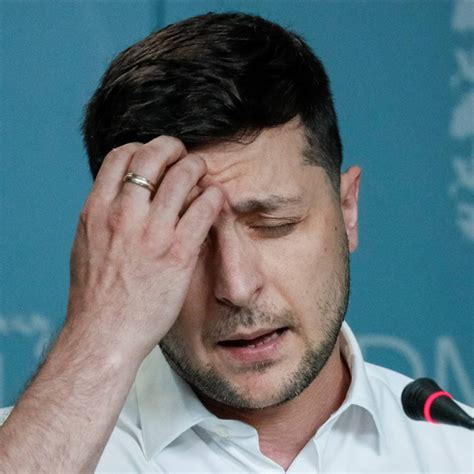 Создать мем "зеленский держится за голову, зеленский, владимир ...