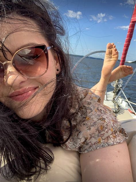 Vacation feet are an absolute treat : r/ThePose