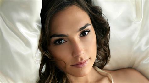 Si Seksi Gal Gadot Beri Kecupan untuk Pemain Juve dan Madrid - INDOSPORT