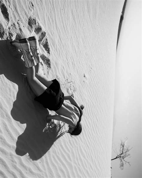 FOTOS: Camila Sodi, desnuda, manda mensaje de libertad desde otro planeta