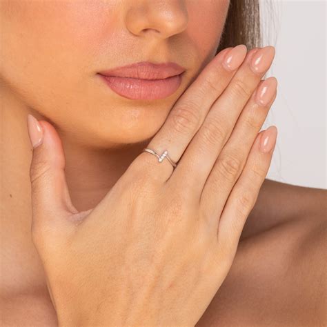 The Ava - Women's Linear Sapphire Ring