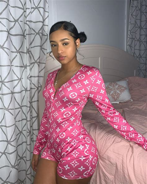 Isy Glue | Baby, you should enjoy yourself💗🥴 @miixeddcosmetics | Instagram