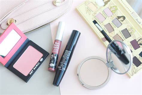 The Balm: Хайлайтер Mary-Lou Manizer, Румяна Hot Mama, Палетка Nude ...