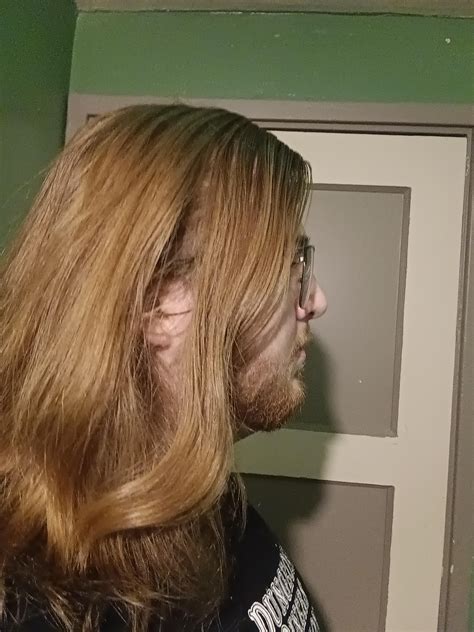 Stylists are clashing over whether wet long hairstyles look good in person 26