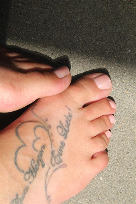 Der warme Boden wärmt meine Füßchen : r/feet_marrylou