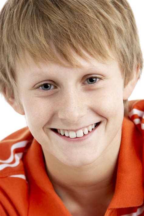 Foto De Menino De 12 Anos Bonito - Retrato Do Menino De Sorriso Dos Anos De Idade 12 Foto de Stock ...