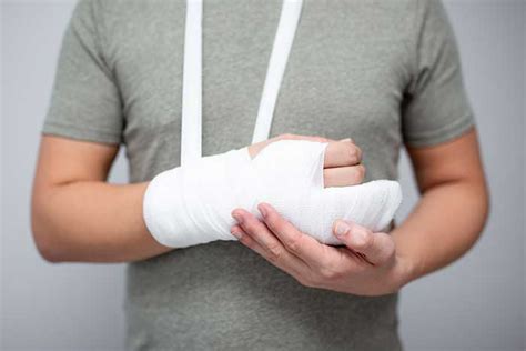 aid tips  fractures  dislocations