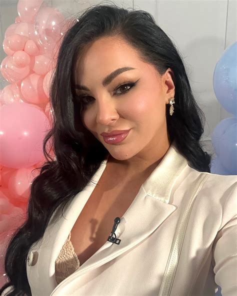 Sara Nikol Idrizi | Edhe pak #vajzeapodjalë | Instagram