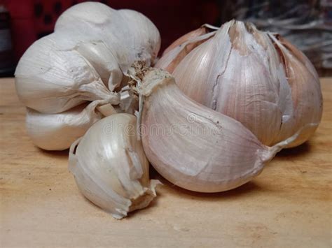 Garlic is Believed To Reduce High Blood Pressure Stock Photo - Image of herbs, leaf: 267732974