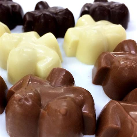 Box full'o Boobies Mixed milk, white & dark chocolate - The Chocolate Mill