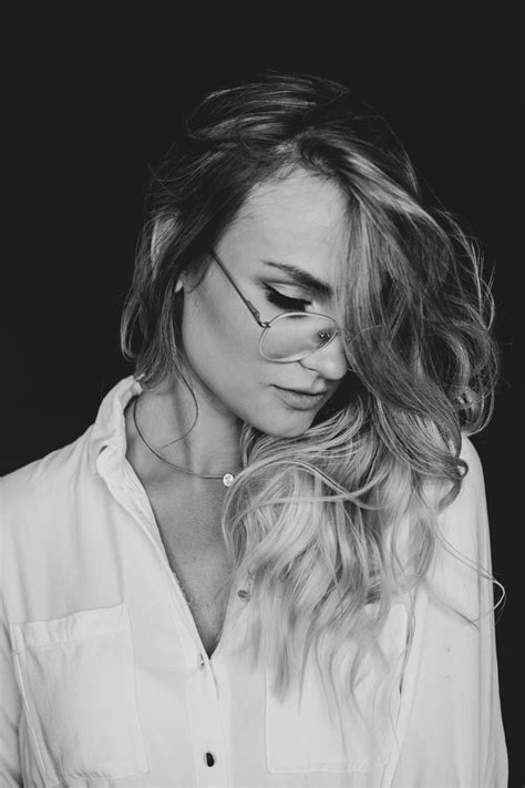 Woman Showing Down Blouse Photos, Download The BEST Free Woman Showing