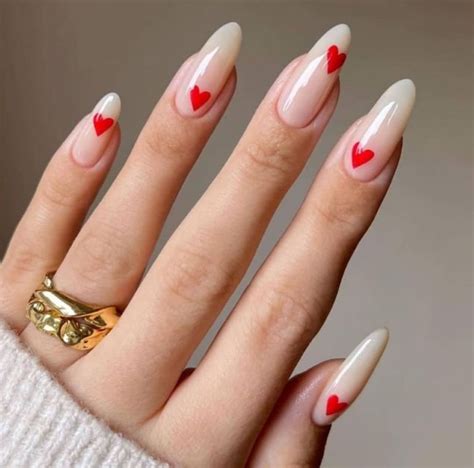 Unghie San valentino 2025: foto e idee nail art a tema Love.