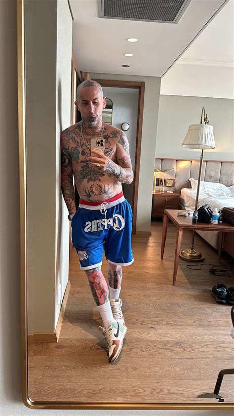 Emanuel Noir de Ke Personajes volvió a posar desnudo y pidió un “cafecito”