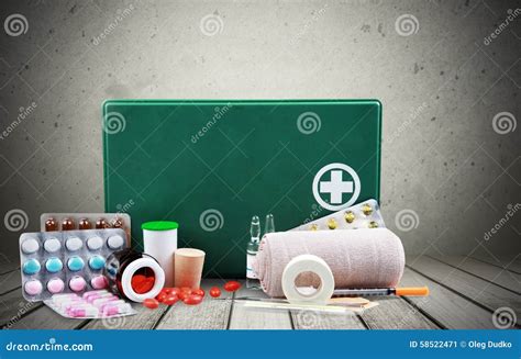 de uitrusting van de eerste hulp stock afbeelding image  groen