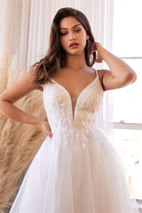 Vestido de novia con voluminosa falda corte A y los finos tirantes dob ...