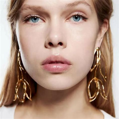 cercei lungi aurii moderni  forma de floare adele emagro