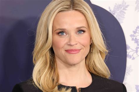 Reese Witherspoon Keeps Reaching for the Leg-Lengthening Denim Style